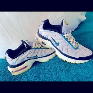 Brand: Nike   Color: Blue,Green,White,Grey   Size: 6.5Y